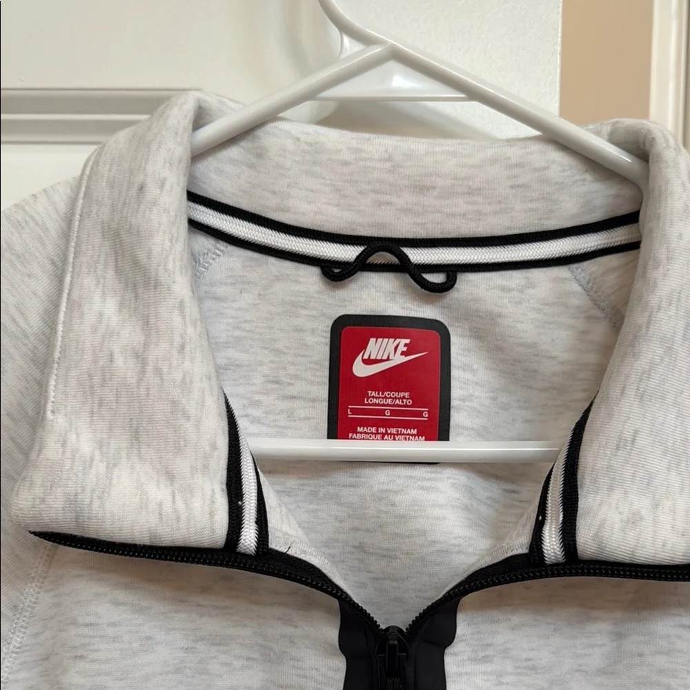 Nike Tech Fleece Men's Gray Quarter Zip - Picture 2 of 5